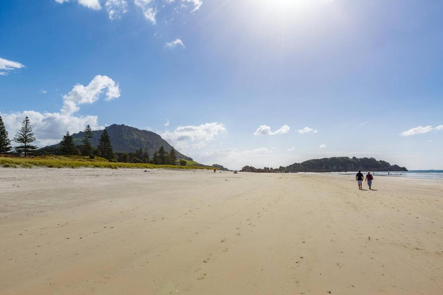 Sunny And Spacious - Moments From The Beach And Downtown Mount Maunganui Bagian luar foto
