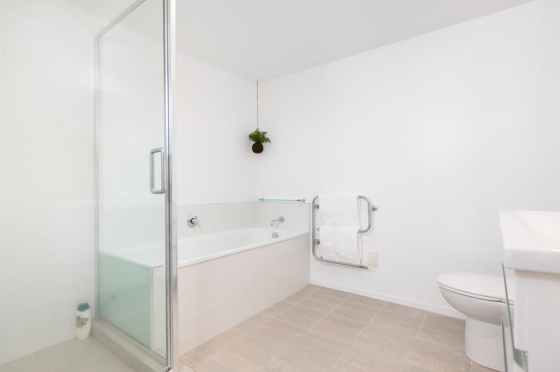 Sunny And Spacious - Moments From The Beach And Downtown Mount Maunganui Bagian luar foto