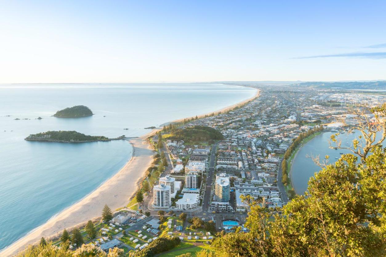 Sunny And Spacious - Moments From The Beach And Downtown Mount Maunganui Bagian luar foto